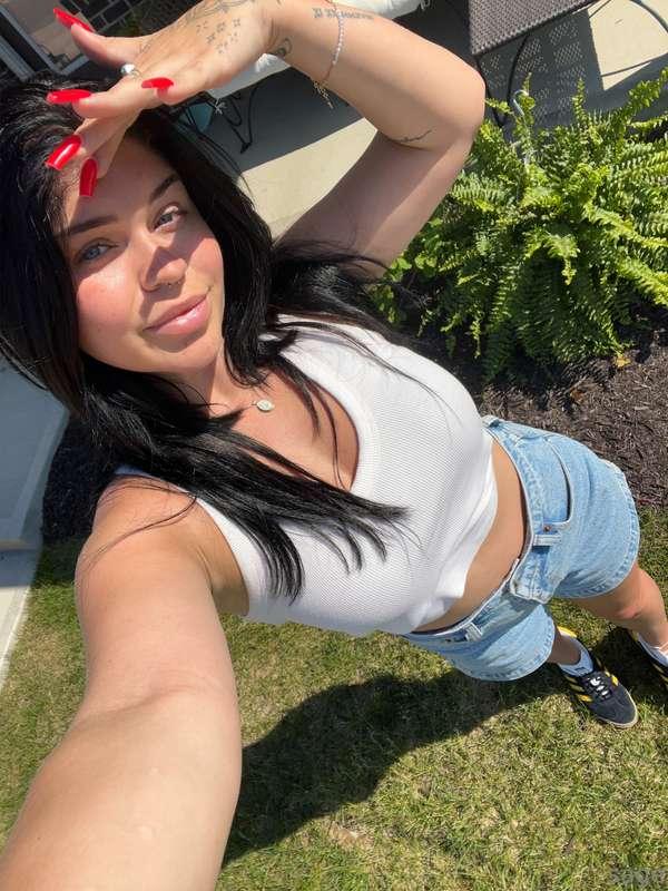 good morning and happy fridaaaaay! 🍒@sagexoxxbaby 