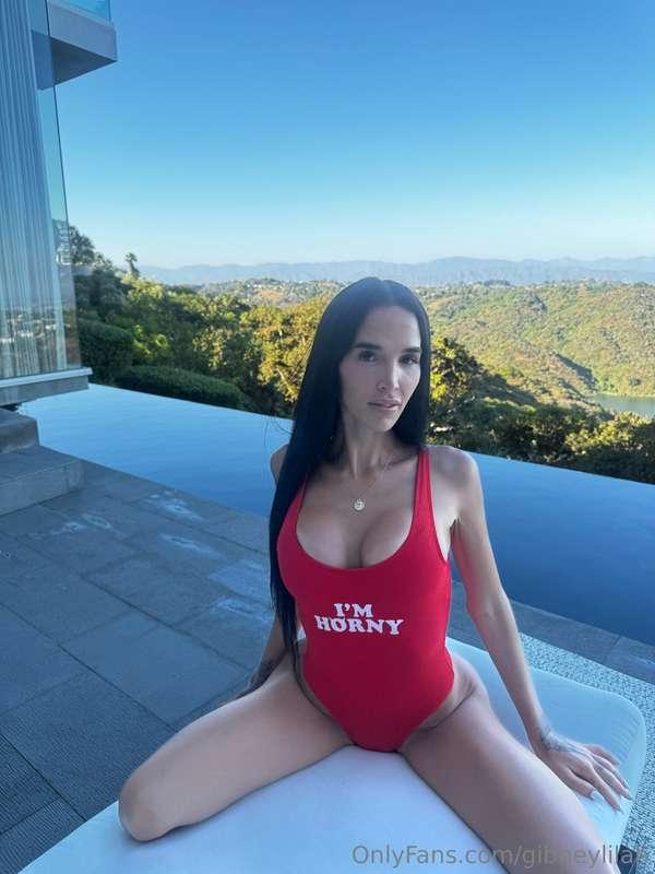 Too hot and horny to be ignored 😏