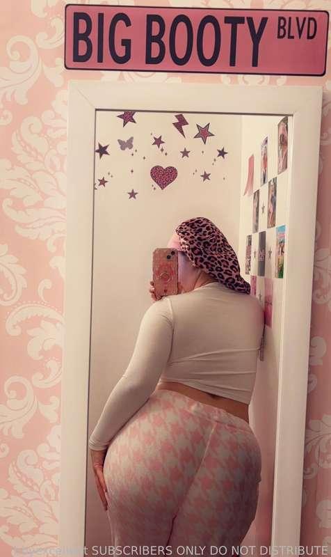 🤍🎀 I def want to get st0ned and cuddle to some music 🎀🤍
#fyp #pajamas #curvy #selfies 