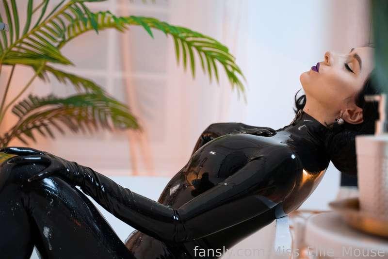 Time to relax in latex in my bathroom 🥰 #fyp #latex #kinky #fetish #catsuit #gloves #nsfw
