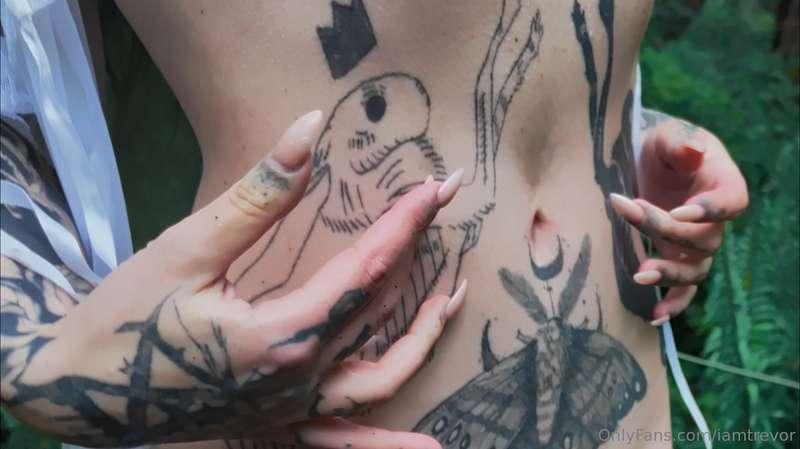 Rain drops and nature. Stunning shoot with @slimsaydeee