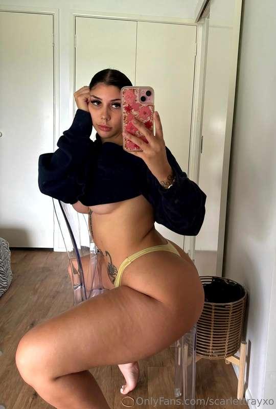 Do you like girls with thicc thighs and a big booty? 🍑💫