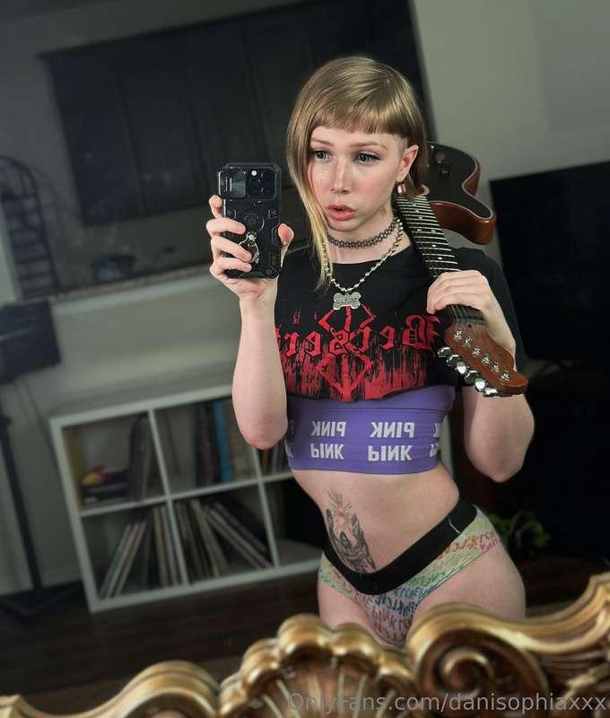 Let me rock your world🖤