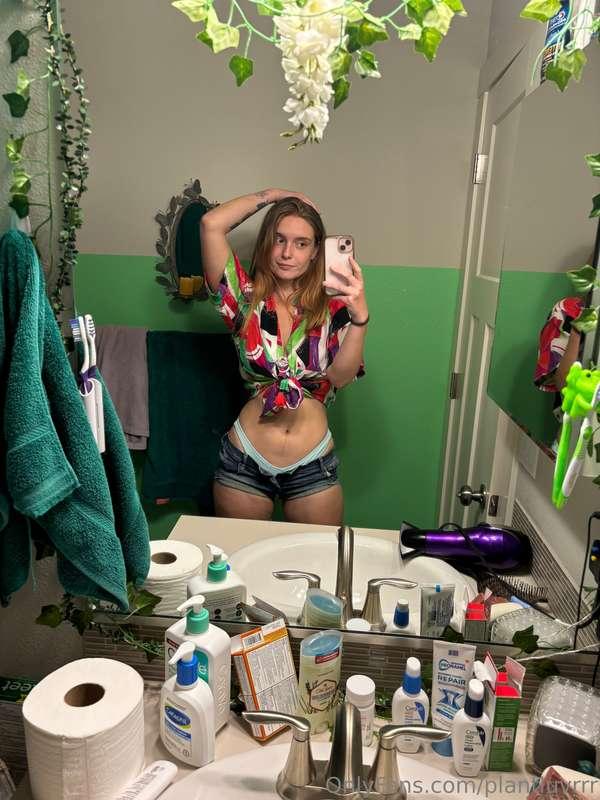 My outfit for our date, do you like it? 💚
