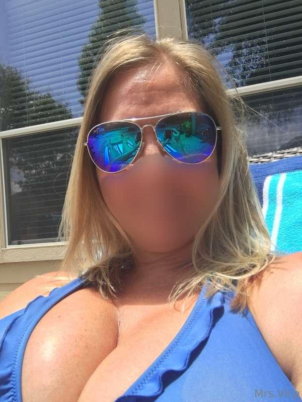 TBT bikini cleavage 😜