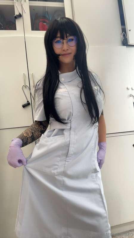 This kind of nursing scrubs is rare to see but I love it 😁 W..