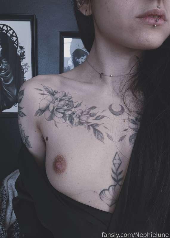 I would love someone to grab my small boob, or my neck. 😔 

 · ˚☁︎ ｡⋆ ☽˚｡ · #fyp #goth #alternative #petite #brunette #witch #tattoos #smallboobs #cute #inked · ｡˚☾ ⋆ ｡ ☁︎˚ · 