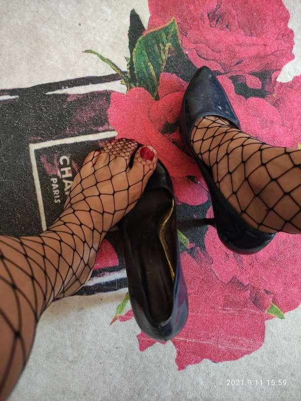 Some pics & videos with my new fishnet stockings  // Fileli ..