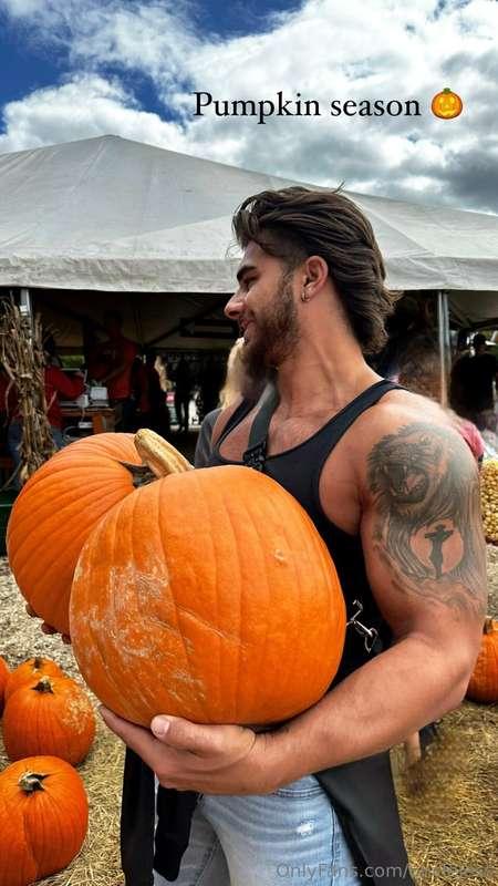 I'm gonna fuck a pumpkin and cum deep inside of it🤪🤪🎃🎃 HAPPY..