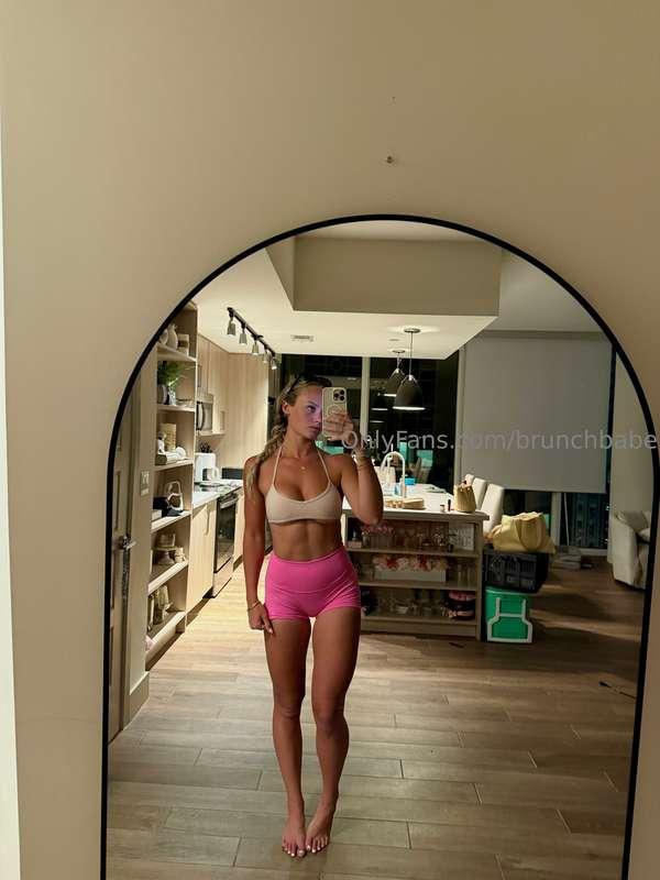 Lots of mirror selfies lately 📸 