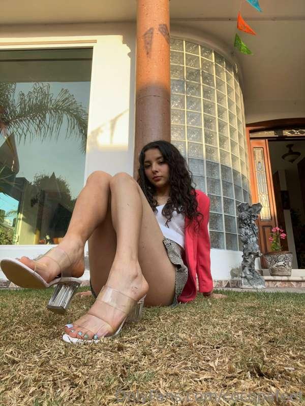nuevo set con @Stepisis, en zapatillas y oufit formal