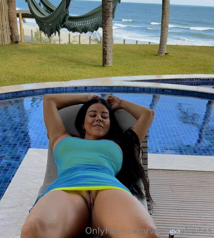 Uma rede, uma praia 🏝️ e uma morena dessa hein!
