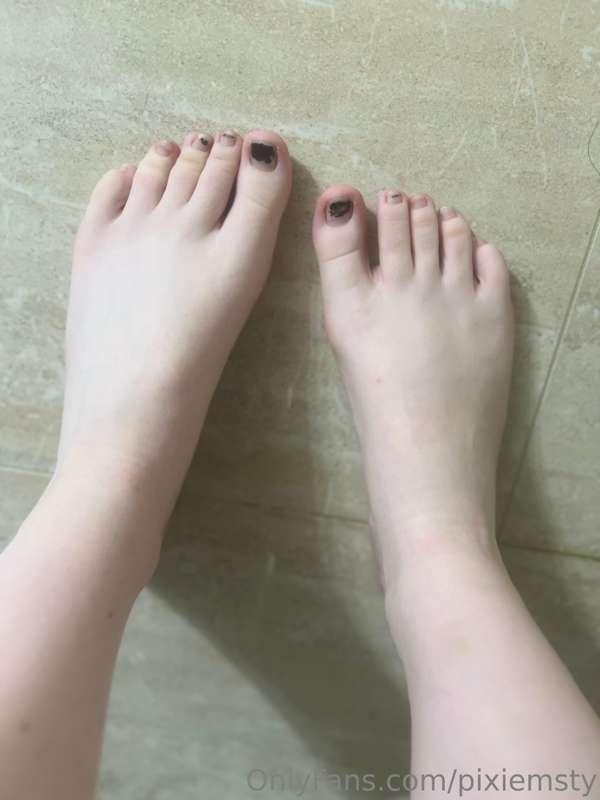 fresh out da shower feet pics ^.^ i need a pedicure asap 
wh..