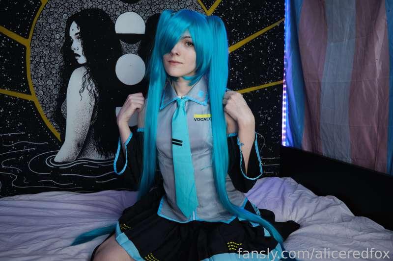 aliceredfox image #3