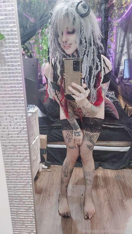 I love this black and gold piece ^-^