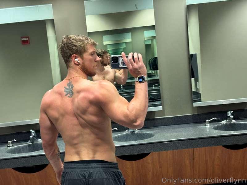 showing off my demon back 😈💪