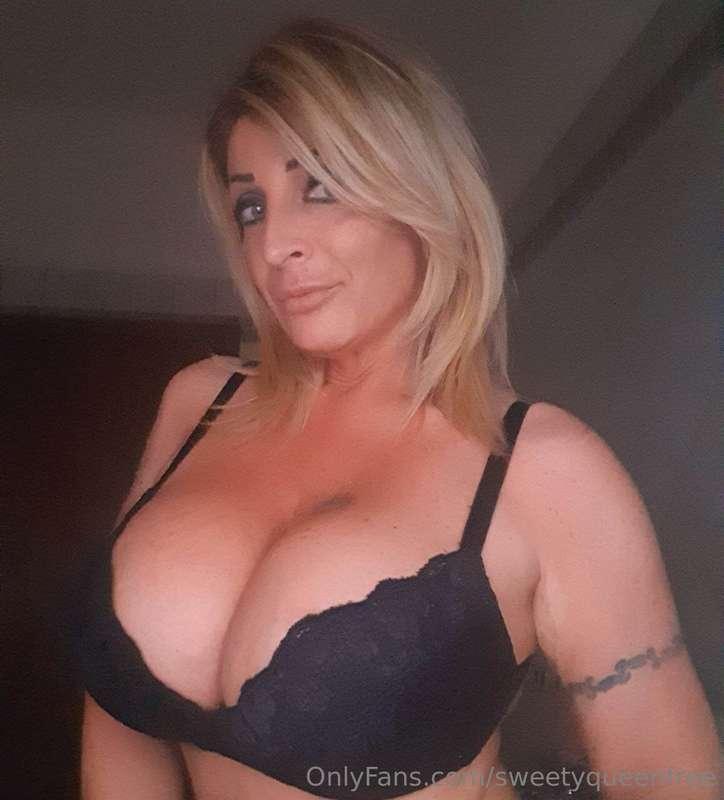 👀 ***GUARDA LE MIE POPPE!*** 🍐🍐

Ho indossato tutto ieri que..
