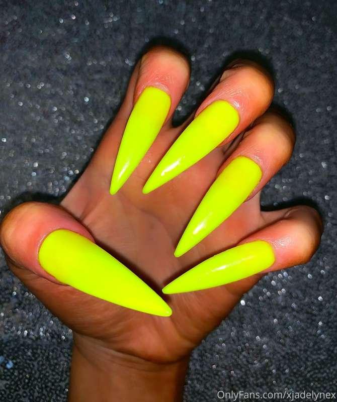 Omg😍look at my really long pointed stiletto shape fake nails..