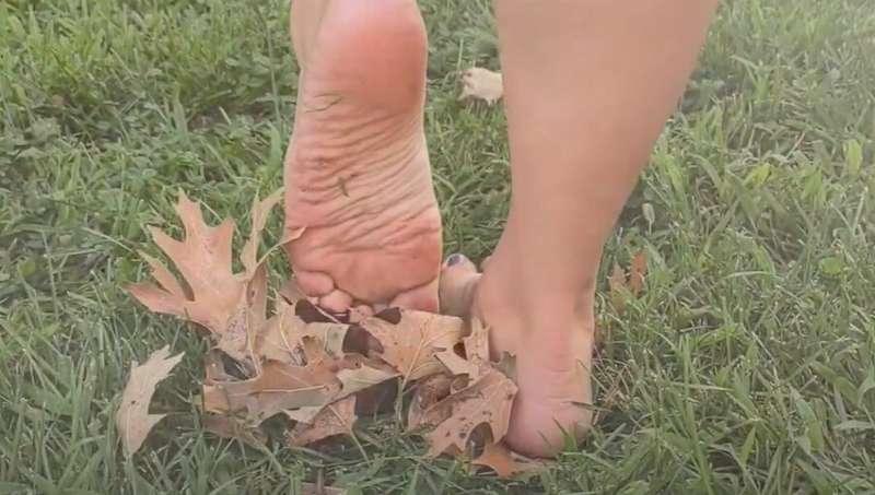 Leaves, and dirt😜Dirty feet😋