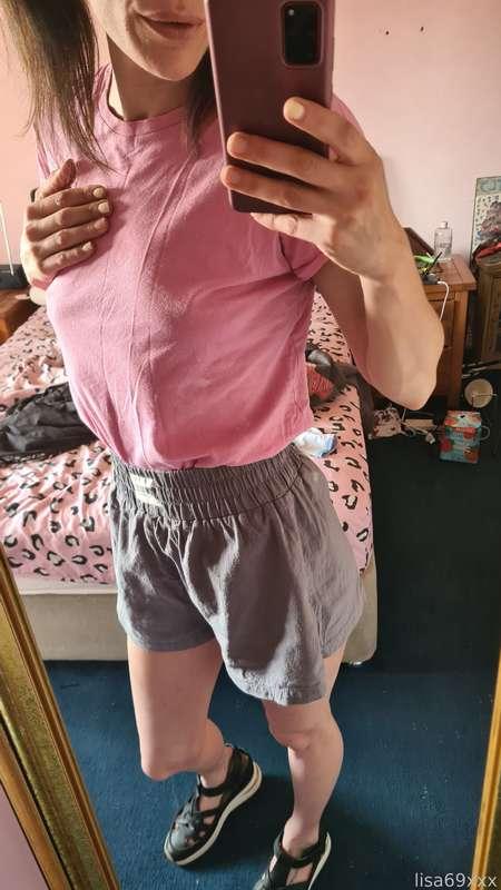 Dressed and ready for work 😇

#shorts #legs #skinny #milf