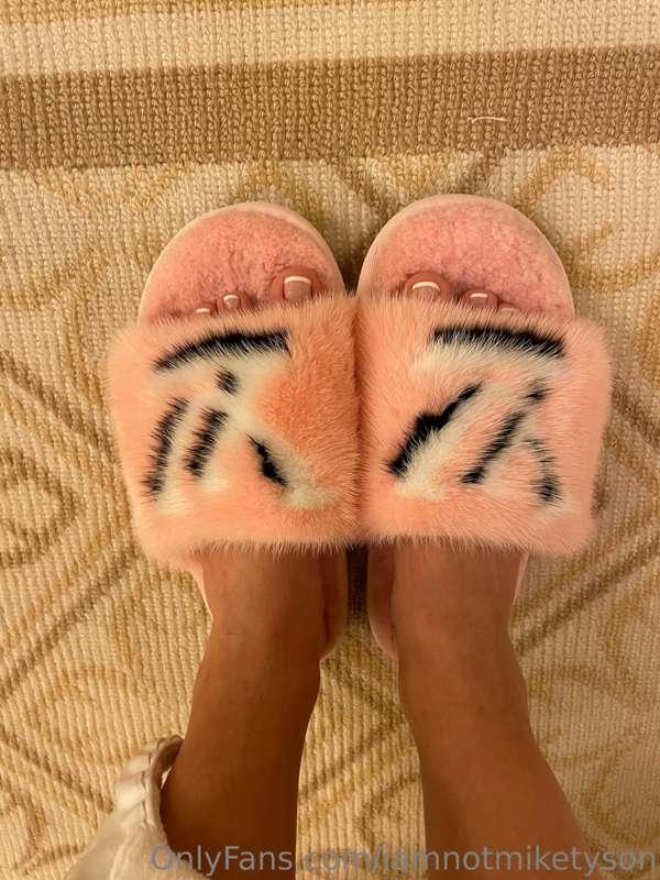 how cute are my toes?? 💖✨