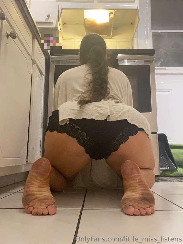Doing dirty laundry 🧺 and taking dirty feet 👣 pics 🤳 for you..