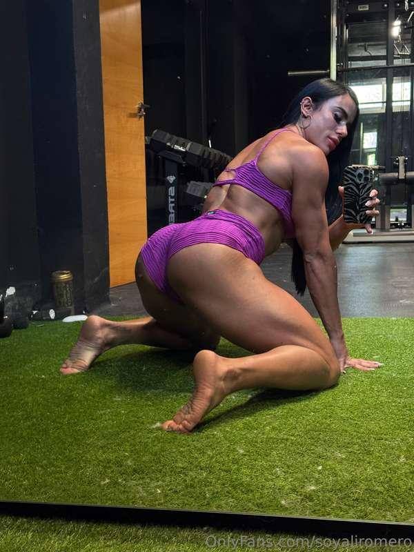 Tengo un vídeo exclusivo en ropa deportiva, sudando, tocándo..