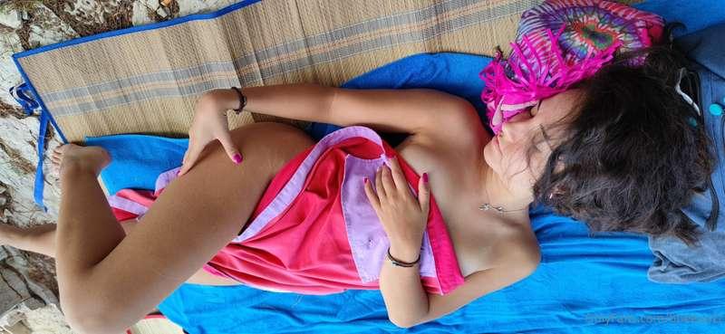 In spiaggia senza costumino 🤭 Sono tornata dalle vacanze e o..
