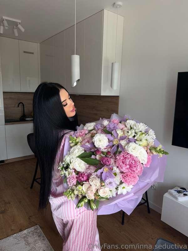 Give your girl flowers more often🌸, it will make her blossom..