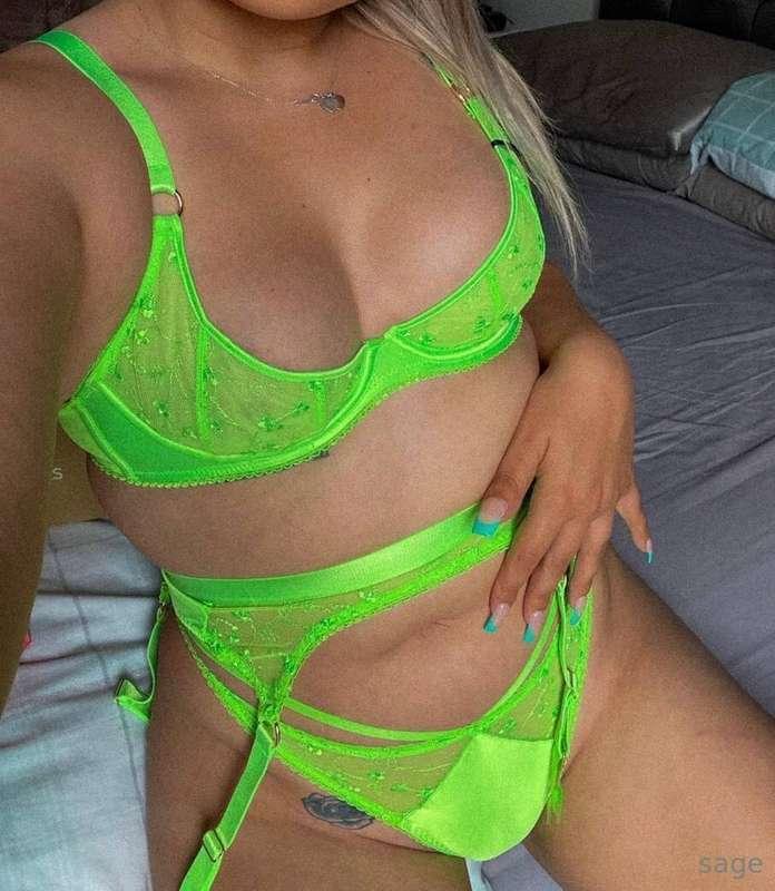 She is newly single and looking for new cock 😍 her page is F..