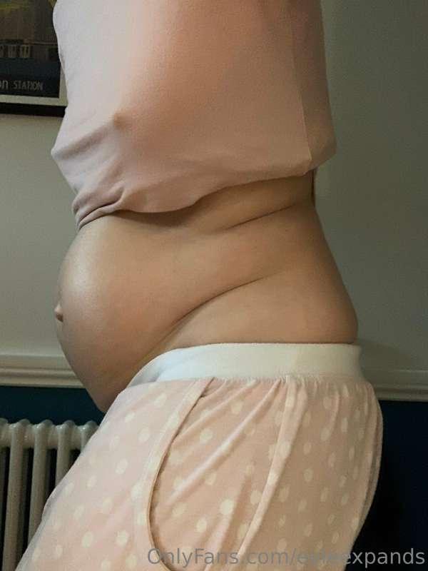 This bulging belly is ready for a cozy night in…🎬🍿If I asked..