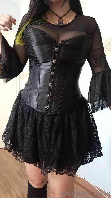 I forgot I had this corset, when I found it I put it on and ..