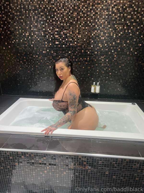 Some body say jacuzzi?😃