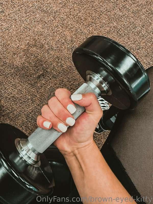 How do my nails look wrapped around this dumbbell? 😏