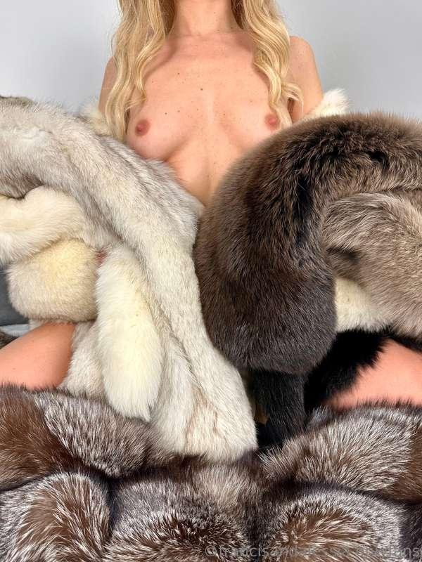 …endless love for these furs 🥵🤩
💭 imagine to lay down naked ..