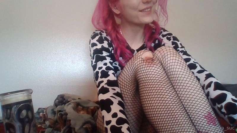 hai babies! ^-^
Thank you for checking on me! I'm okay! New ..