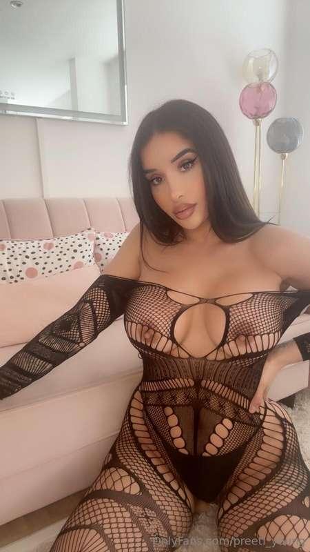 How sexy is my outfit ? 😜 Doesn’t it make you just want to r..
