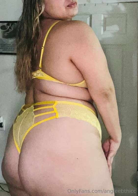 Pour honey on me baby & have a taste 👅 🍯