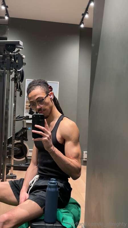 Ok heres a decently attractive gym photo. Enjoy 😝