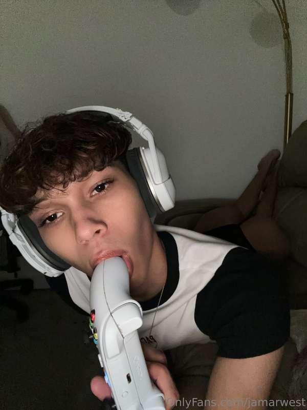 can i suck ur joystick ? 🕹️