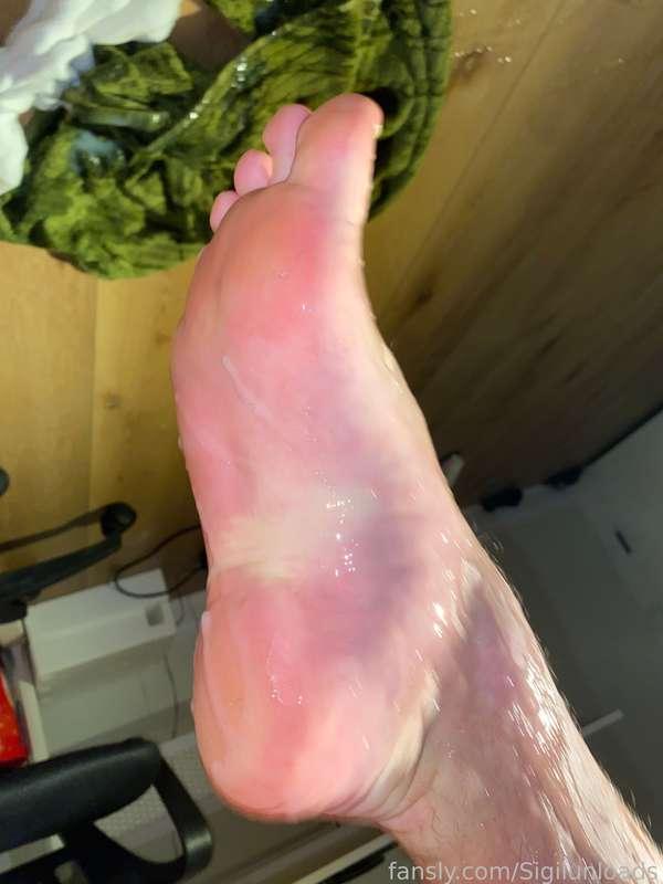 Cumming all over my socks and feet 🦶 Never have I felt a flood of warmth cover my feet but now I just discovered something about myself. 😈

#cum #cumshot #cumblast #multiple #cumshots #creamy #cumming #jizz #cumonfeet #feet #fyp #footfetish #footporn #feetporn #cumonsocks #cumsock #cumsocks #hyperspermia #hugeload #hugecum #bigcum #bigcumshot #massiveload #massivecum #massivecumshot #moaning #male #solo