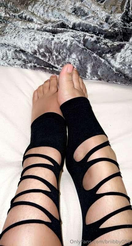 Who Doesn’t Love Black Tights and Painted Toes?❤️