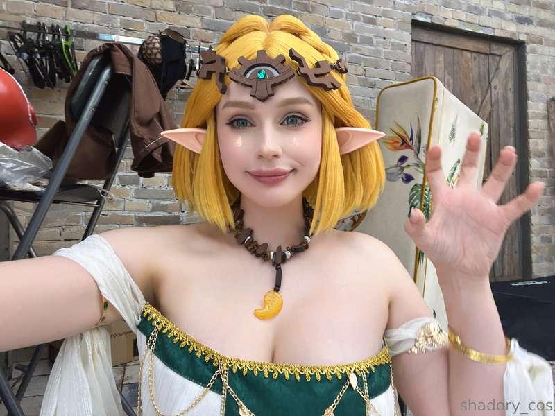I'll brighten up your day off today with a cute Zelda photo...