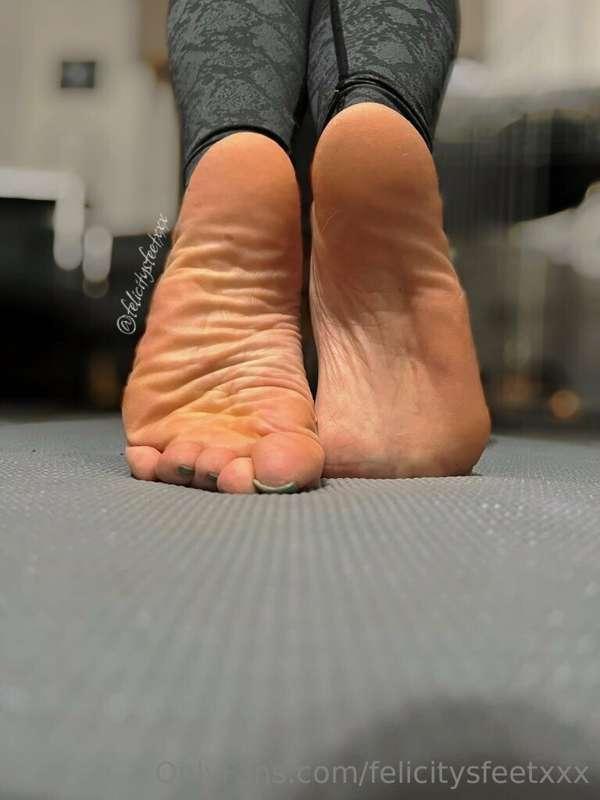 Anyone want too watch me do some yoga 😉🧘🏼‍♀️