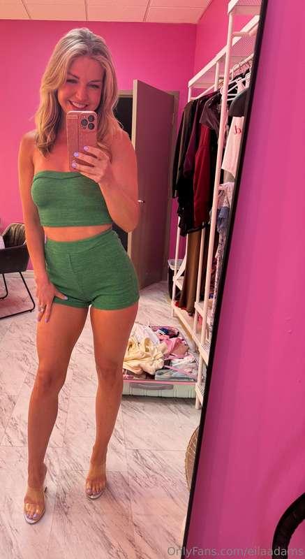 Today at NN..do you like me in green? 💚