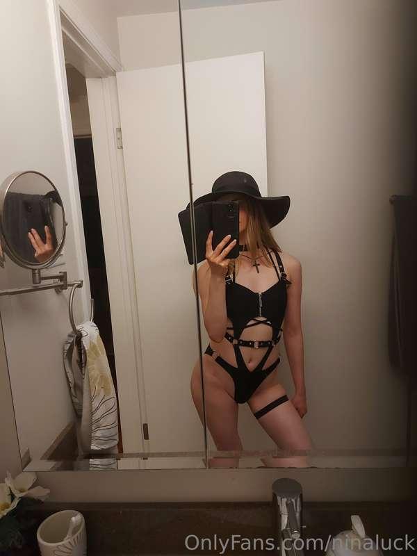 Ready for the beach - and for you to take me behind a bush 🏖..