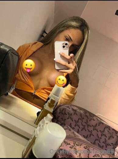 What are you looking at babe ? 😅🤫