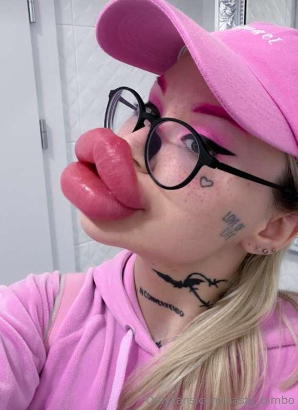 Mmmm fan made me so hot edits with super enlarged lips😍😍😍 Go..