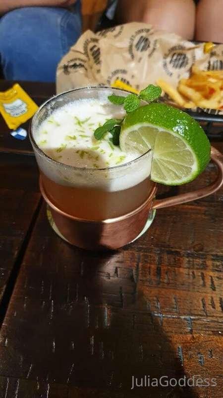 Would you drink with me?
Você beberia comigo?