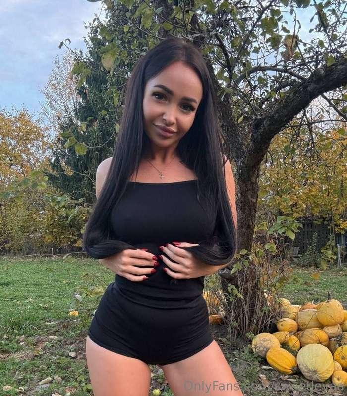 Sexualy hungry MILF@yulia_melons want to show daddy how wet ..